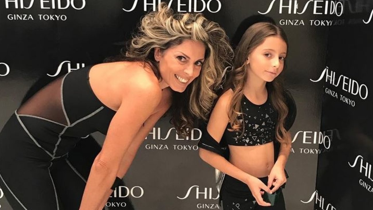 Κατερίνα Λάσπα: Η μικρή κόρη της ποζάρει στο χριστουγεννιάτικο δέντρο στο σπίτι της στη Φιλοθέη - εικόνα 4