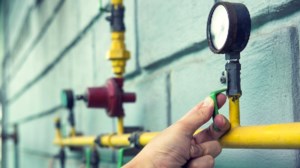 Σοκ και δέος στις αγορές: Στα 102 δολάρια το βαρέλι το πετρέλαιο – Στα 116 ευρώ το φυσικό αέριο