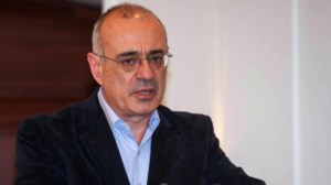 Ίλιον: Αναρχικοί προπηλάκισαν τον Δημήτρη Βίτσα σε συγκέντρωση διαμαρτυρίας για τα Τέμπη