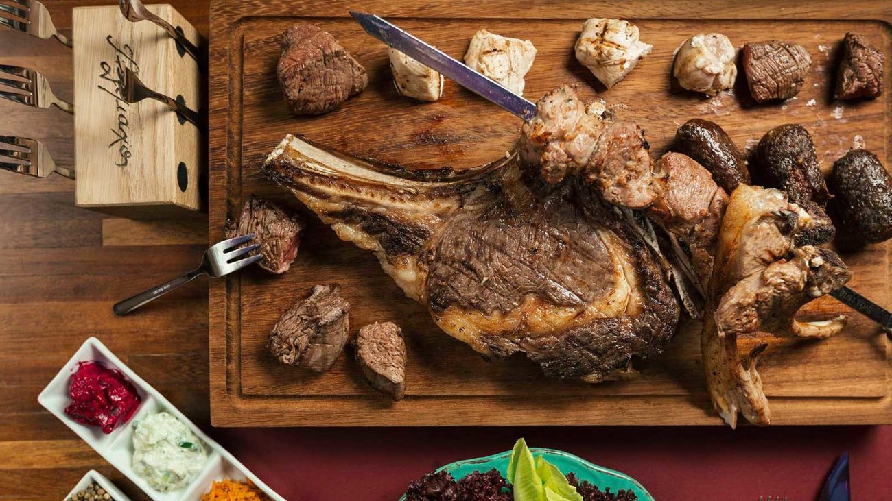 Τσικνοπέμπτη με lockdown: Ψησταριές σε αυλές και ταράτσες [βίντεο]