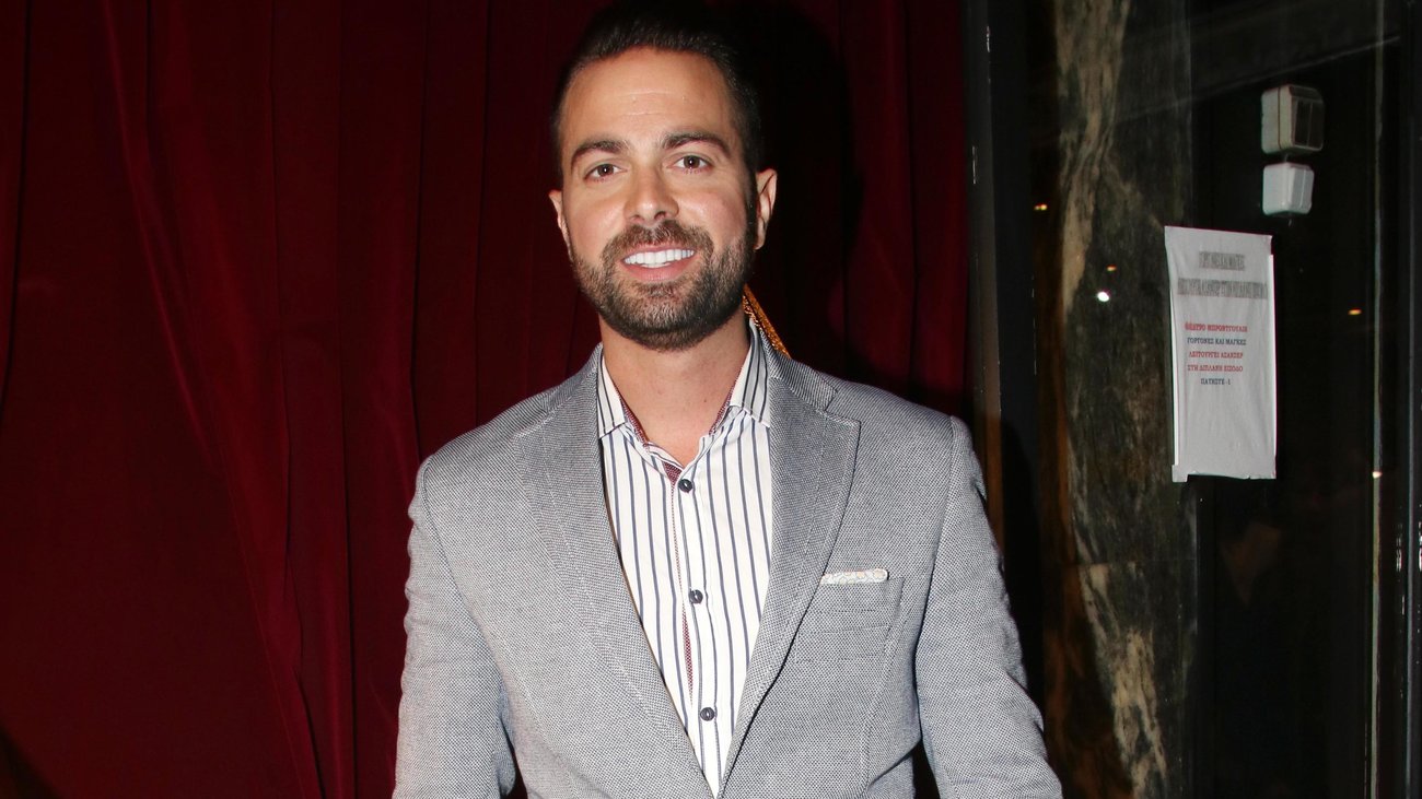 Παντρεύτηκε ο Ηλίας Βρεττός - Το εντυπωσιακό όχημα με το οποίο έφτασε στην εκκλησία [εικόνες]