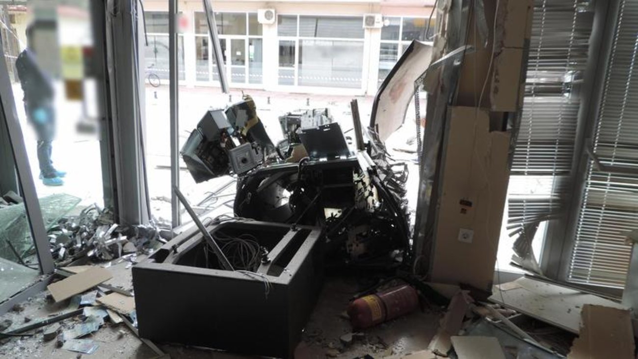 Βίντεο-ντοκουμέντο από τη δράση σπείρας που ανατίναζε ΑΤΜ σε Φθιώτιδα και Αττική - Αρπαξαν πάνω από μισό εκατ. ευρώ - εικόνα 3