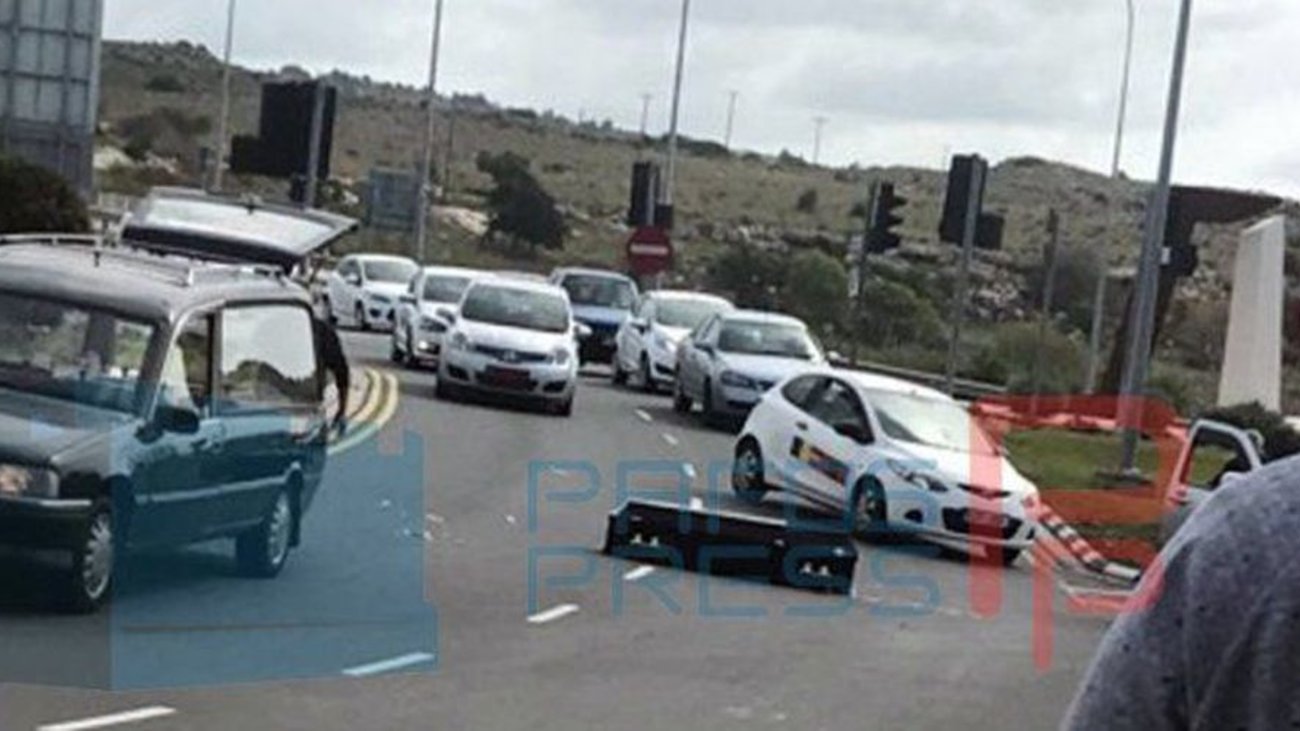 Άγραφα: Νεκροφόρα πήρε λάθος δρόμο λόγω GPS και κόλλησε στις λάσπες - Περίμενε η οικογένεια για την κηδεία