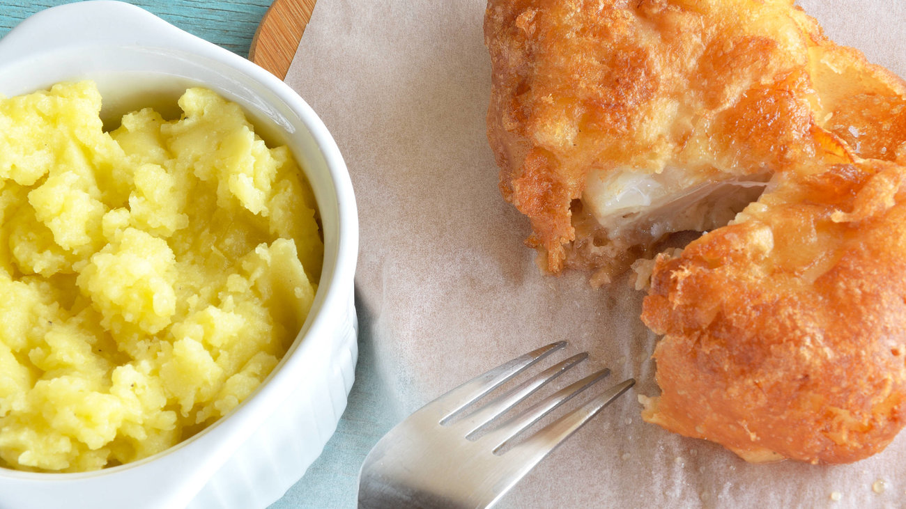 Άκης Πετρετζίκης: Ο πιο νόστιμος και γρήγορος μπακαλιάρος με το πιο τραγανό κουρκούτι και με την πιο βελούδινη σκορδαλιά