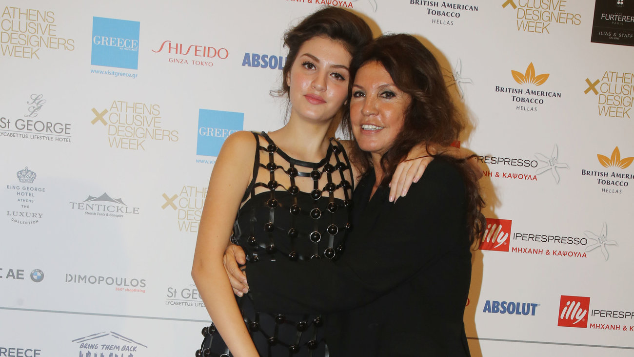 Η καλλονή κόρη της Βάνας Μπάρμπα έκλεισε τα 18: Το τρελό πάρτι με σαμπάνιες στην πισίνα [Εικόνες] - εικόνα 9