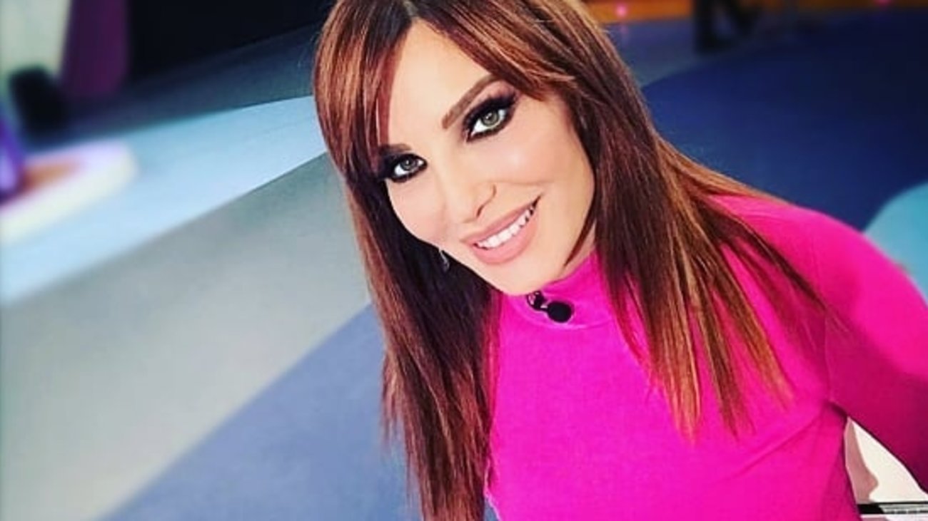 Βίκυ Χατζηβασιλείου: Με μπλε ηλεκτρίκ μπικίνι στις Κυκλάδες απολαμβάνει το ελληνικό καλοκαίρι - εικόνα 2