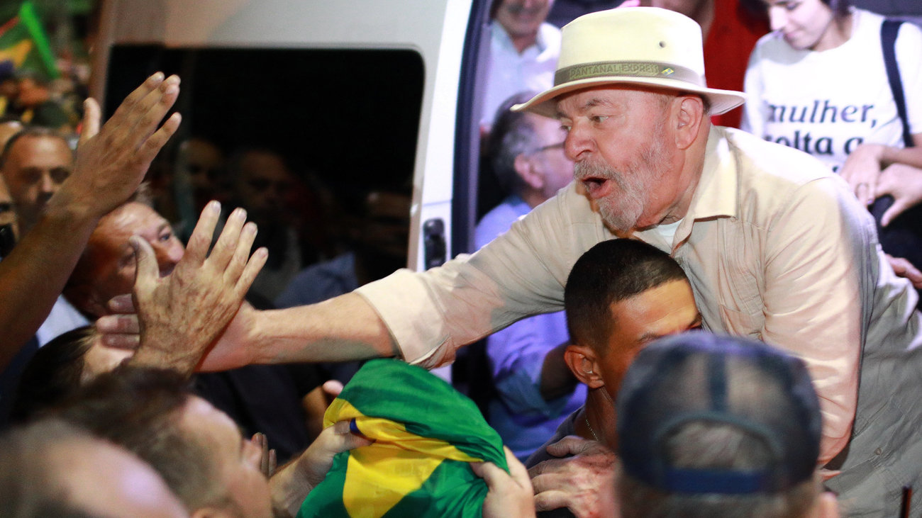 Βραζιλία: Διεύρυνε τη διαφορά του ο Λούλα από τον Μπολσονάρου λίγο πριν τις εκλογές
