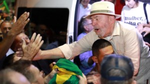 Βραζιλία: Διεύρυνε τη διαφορά του ο Λούλα από τον Μπολσονάρου λίγο πριν τις εκλογές