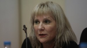 Πολυτεχνείo – Συγκλονιστική μαρτυρία από το "κορίτσι με τη σφαίρα": "Είδα να βγαίνει ένας πίδακας αίματος από το μάγουλό μου…"