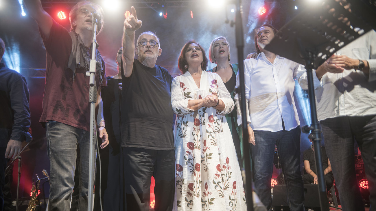 Η Χαρούλα Αλεξίου σταματάει το τραγούδι μετά από 50 χρόνια: Δεν μπορώ πια να το κάνω όπως παλιά