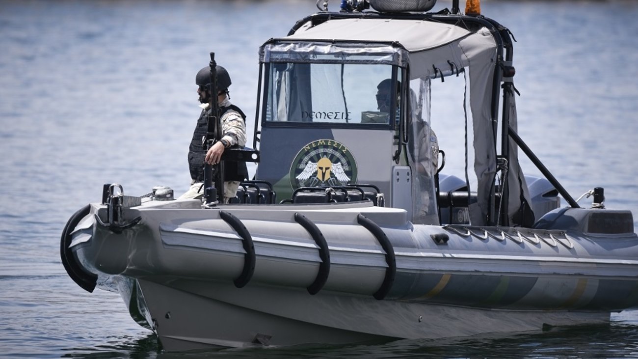 Διακινητής τραβάει με τζετ σκι το φουσκωτό με τους μετανάστες στο στενό της Μυκάλης - εικόνα 2