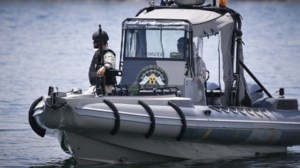 Διακινητής τραβάει με τζετ σκι το φουσκωτό με τους μετανάστες στο στενό της Μυκάλης - εικόνα 2