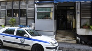 Πανεπιστημιούπολη Ζωγράφου: Επίθεση με βόμβες μολότοφ σε ομάδα ΔΙΑΣ με τραυματία έναν αστυνομικό - εικόνα 2
