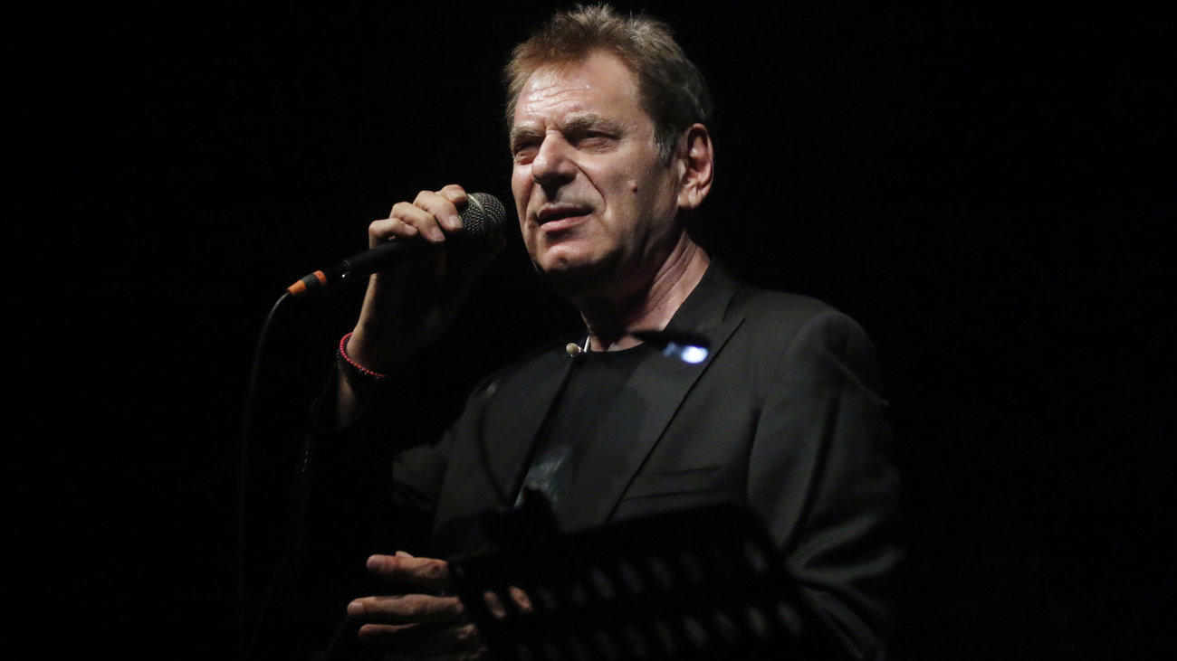 Στράτος Διονυσίου: Πώς έμαθαν οι τρεις γιοι του ότι πέθανε ο πατέρας τους - Τι λένε ο Αγγελος, ο Στέλιος και ο Διαμαντής - εικόνα 2