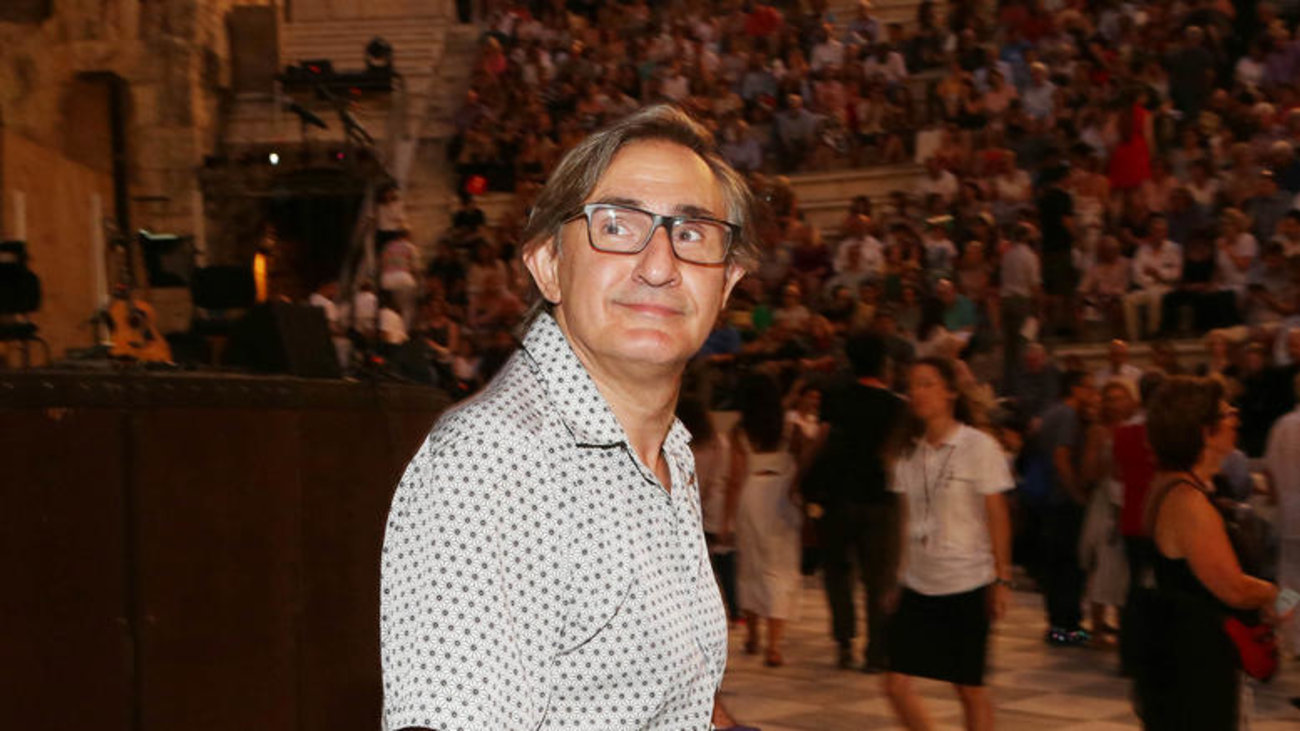 Άκης Σακελλαρίου: Με πατερίτσα και τα παιδιά του στο πλευρό του ο ηθοποιός [εικόνες] - εικόνα 3