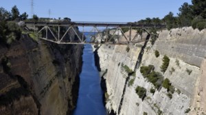 Συγκλονιστικό βίντεο στον Ισθμό της Κορίνθου: Σκυλάκι προσπαθεί να σωθεί την ώρα που κατεβαίνει η βυθιζόμενη γέφυρα