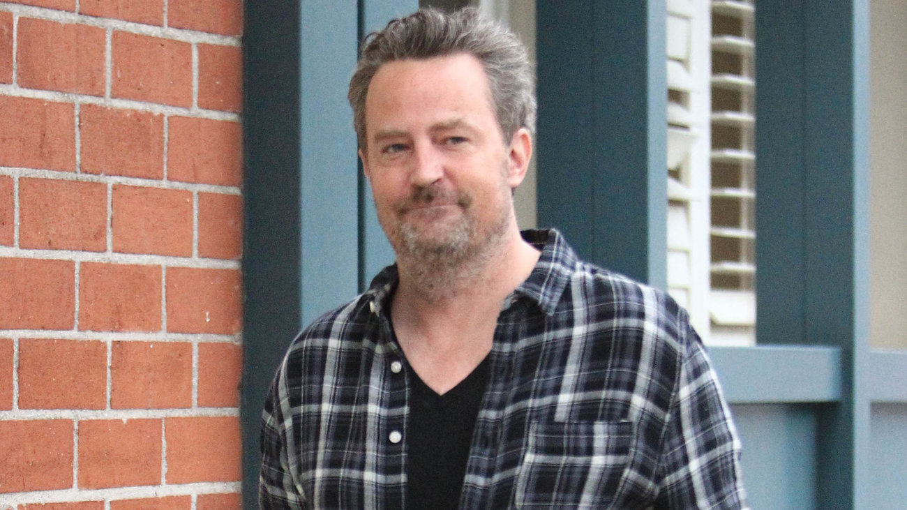 Μάθιου Πέρι - Συντετριμμένοι οι γονείς του: Η στιγμή που φθάνουν στο σπίτι του μετά την είδηση του θανάτου του - εικόνα 6