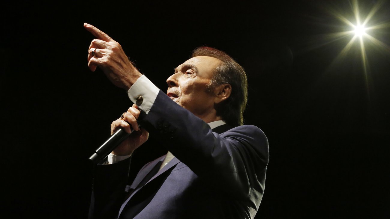 Χιλιάδες κόσμου στην κηδεία του Τόλη Βοσκόπουλου: Το τελευταίο αντίο στον μεγάλο Έλληνα τραγουδιστή - εικόνα 41