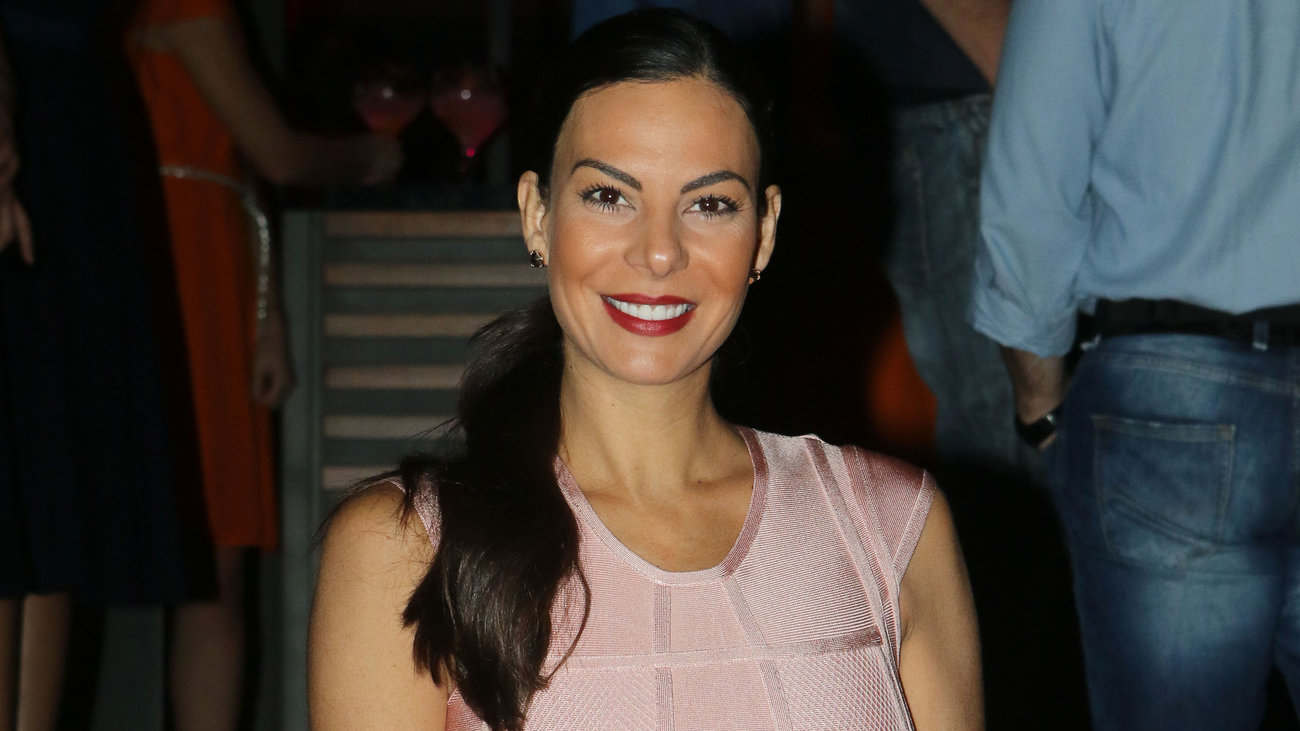 Εύη Βατίδου: Με μπικίνι, σκουφάκι και αψεγάδιαστο κορμί στη Βουλιαγμένη