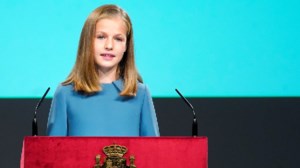 Πριγκίπισσα Λεονόρ: Επιστροφή στο σχολείο με μίνι φούστα και ψηλές κάλτσες - εικόνα 2