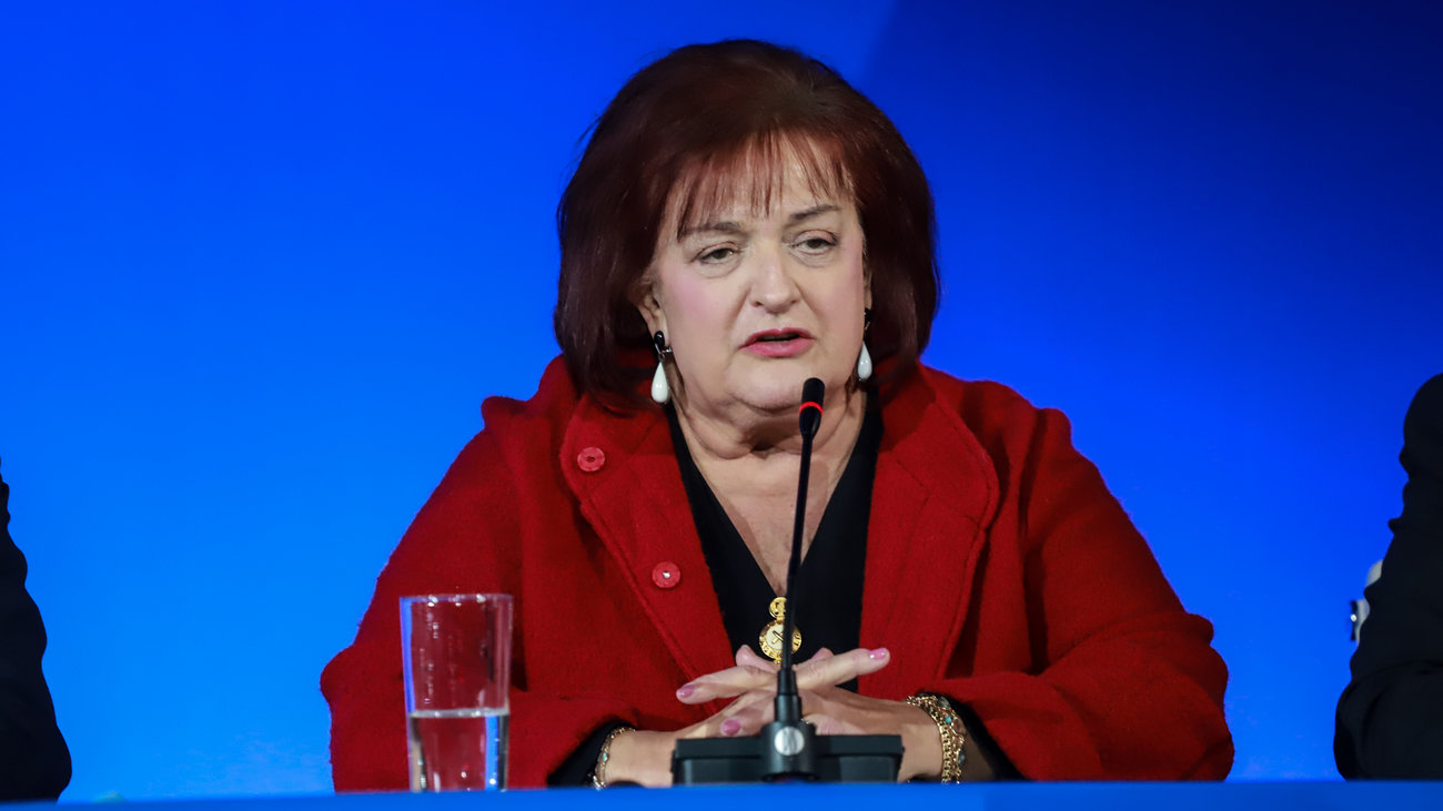 Γιάννα Αγγελοπούλου: Σικάτη με κόκκινο παραδοσιακό κοντογούνι στο Νότιο Πήλιο - εικόνα 5