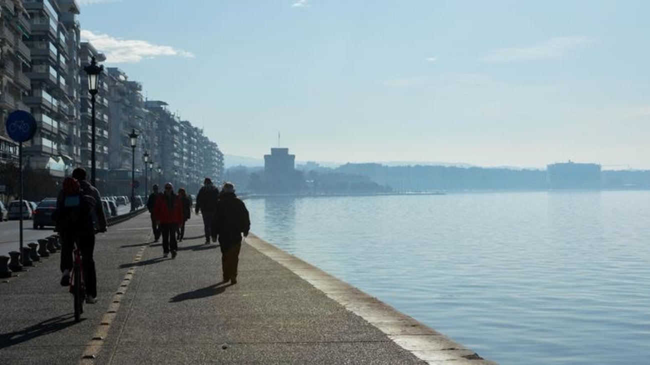 Η βρετανική Mirror ανακαλύπτει ένα ξεχωριστό ελληνικό νησί - Εξωτικά γαλαζοπράσινα νερά και οικογενειακές ταβέρνες