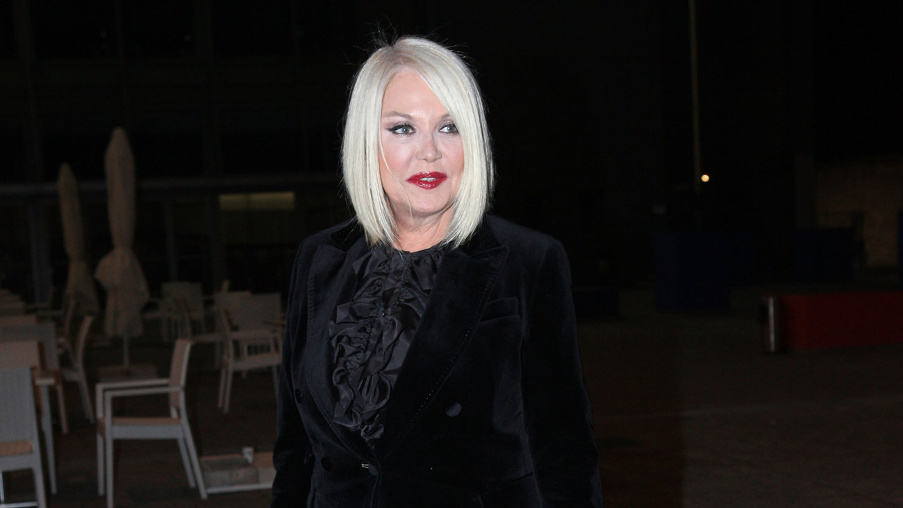 Ρούλα Κορομηλά: Η σπάνια total black εμφάνιση στο Ηρώδειο - Με ιδιαίτερη καρφίτσα κορόνα στο πέτο της - εικόνα 4