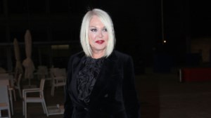 Ρούλα Κορομηλά: Η σπάνια total black εμφάνιση στο Ηρώδειο - Με ιδιαίτερη καρφίτσα κορόνα στο πέτο της - εικόνα 4