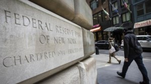 Πιέσεις στα ομόλογα από το "μπαράζ" αυξήσεων στα επιτόκια των Κεντρικών Τραπεζών