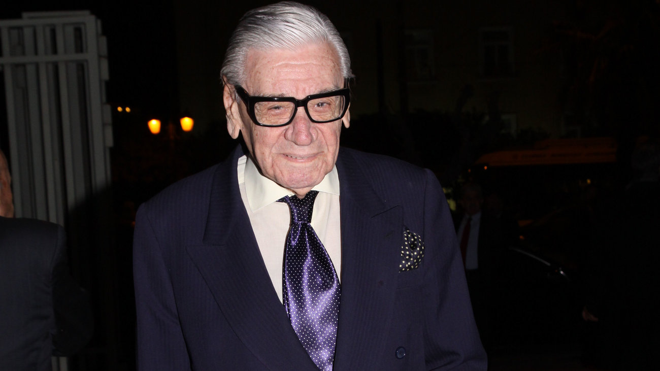 Ρετρό κλικ: Ο Ορέστης Μακρής με την κόρη του, Κατερίνα στην αυλή τους - Μία σπάνια φωτογραφία [εικόνα] - εικόνα 3