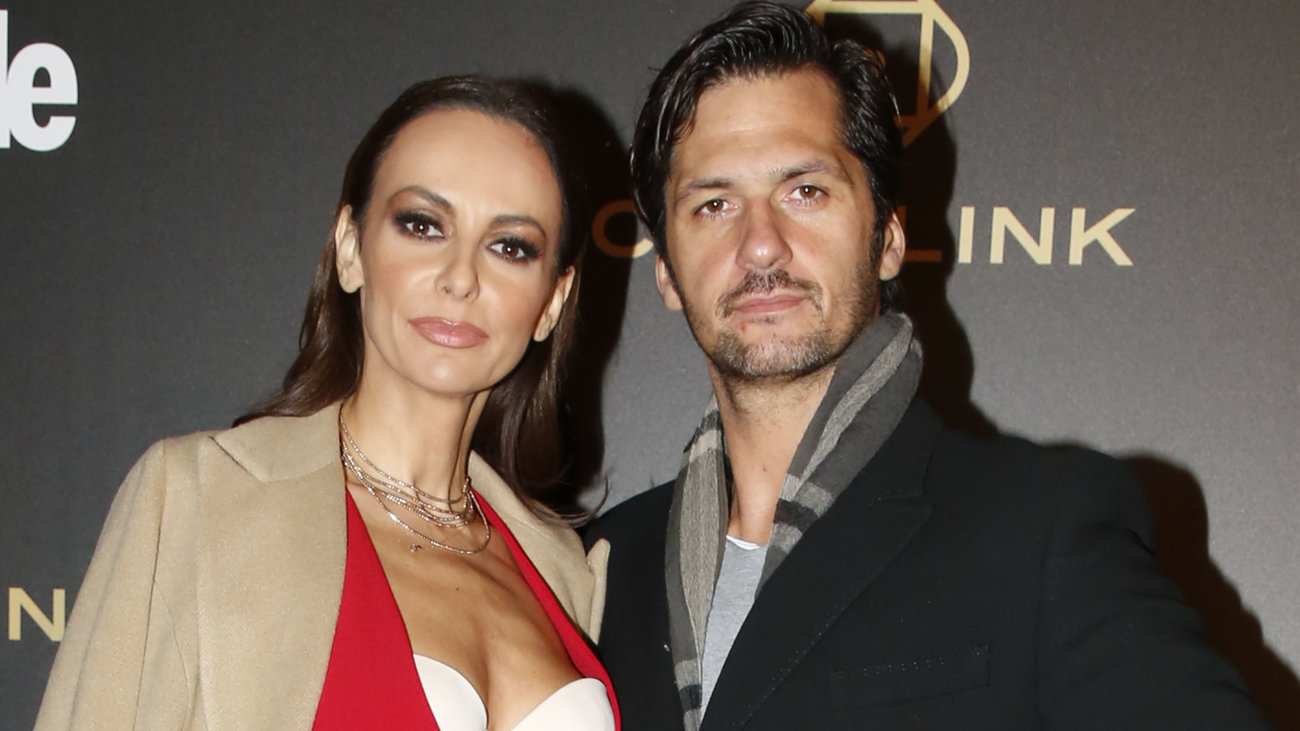 Μπέττυ Μαγγίρα: Στιλάτη βόλτα με τις κόρες της -  Η μικρή με δερμάτινα και η μεγάλη με ροζ αρβύλες - εικόνα 15