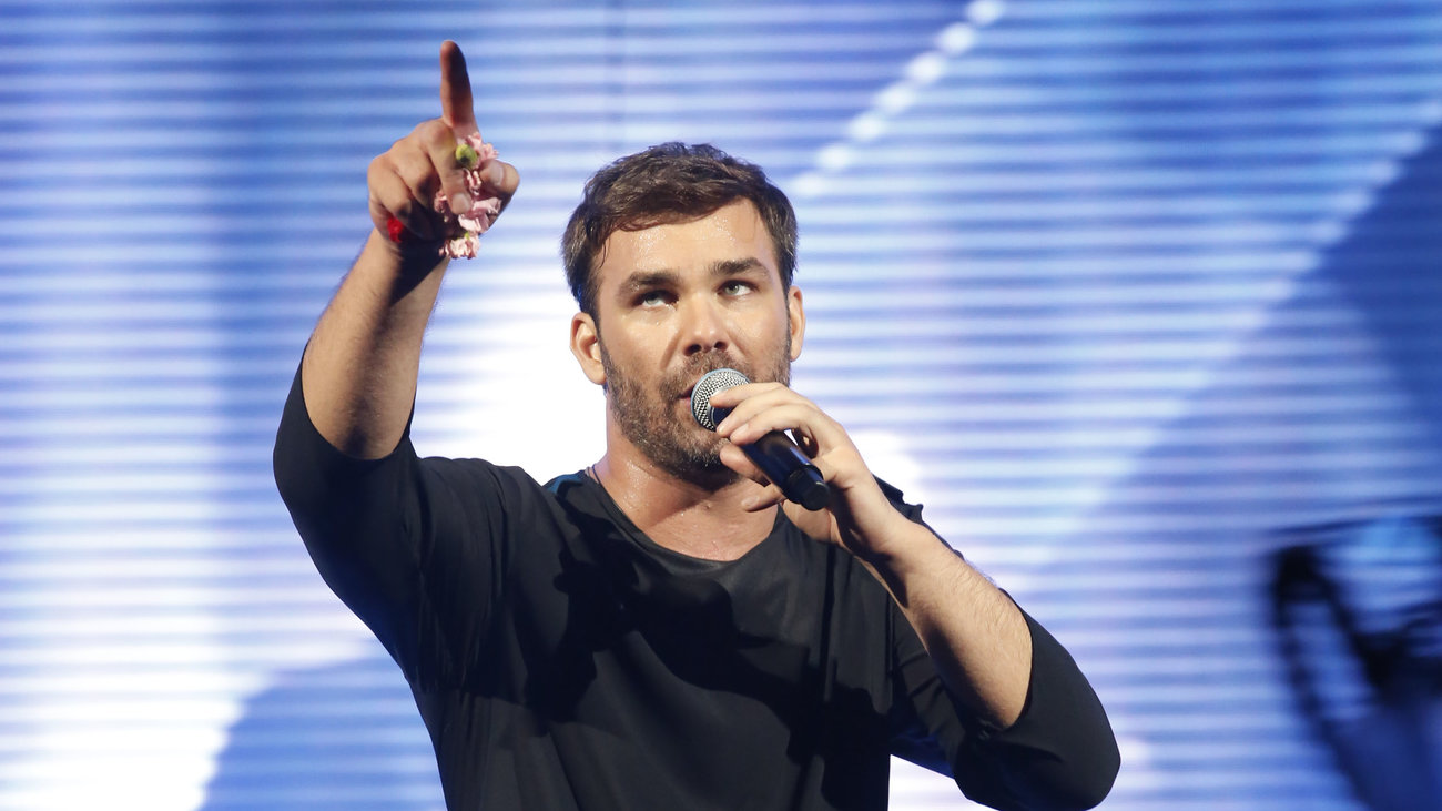 Ο Λάκης Γαβαλάς έκανε πρόταση γάμου στην Άντζελα Δημητρίου επί σκηνής, για να τρολάρει τον Γιώργο Σαμπάνη