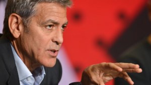 Η Αμάλ Κλούνεϊ σαγήνευσε τον πρίγκιπα Κάρολο: Το φλοράλ μεταξωτό φόρεμα της στιλάτης δικηγόρου - εικόνα 4