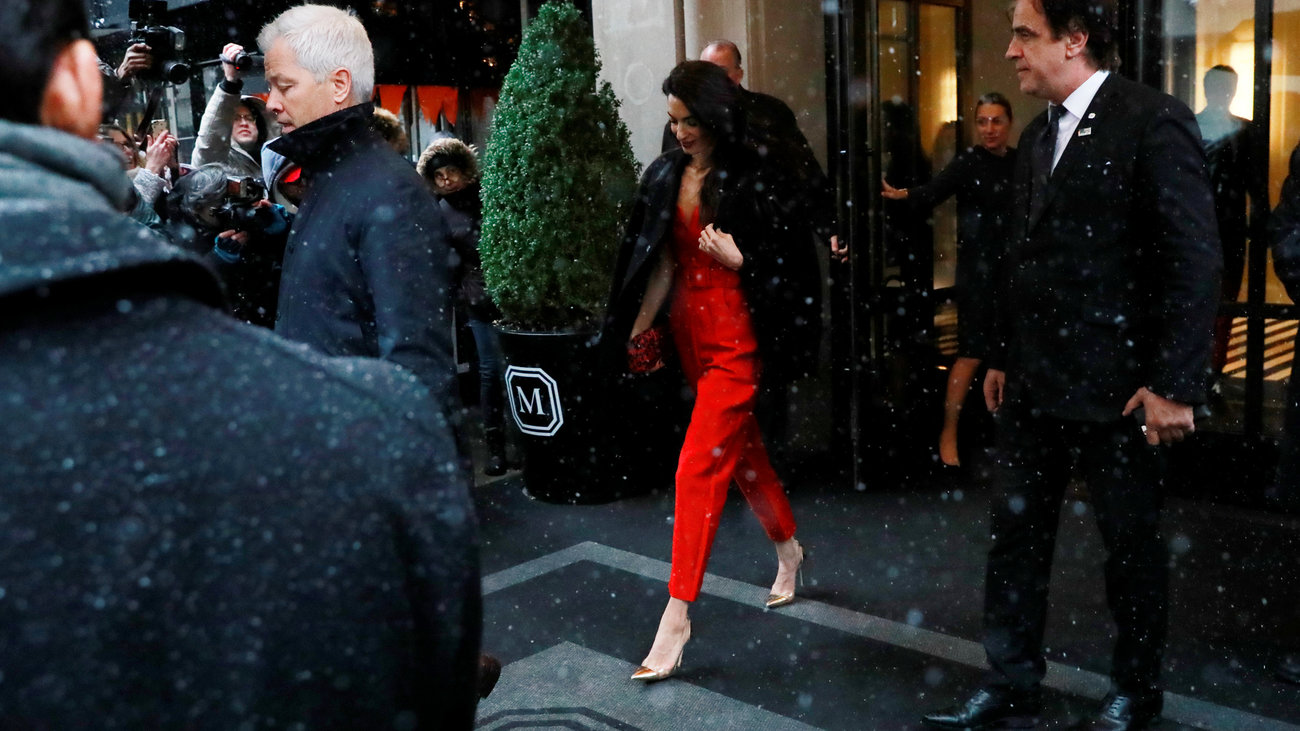 Η Αμάλ Κλούνεϊ σαγήνευσε τον πρίγκιπα Κάρολο: Το φλοράλ μεταξωτό φόρεμα της στιλάτης δικηγόρου - εικόνα 5