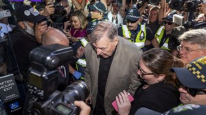 Eνοχος για υπεξαίρεση και ξέπλυμα χρήματος ο πρώην διοικητής της τράπεζας του Βατικανού - εικόνα 3