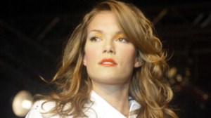 Βίκυ Καγιά: Εκθαμβωτική στην παραλία με μαγιό και oversized ζακέτα