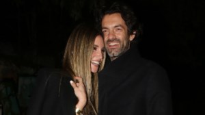 Αθηνά Οικονομάκου: Πώς φόρεσε ένα φλοράλ καλοκαιρινό φόρεμα με μάλλινο ζιβάγκο, τζάκετ και αρβύλες - εικόνα 6
