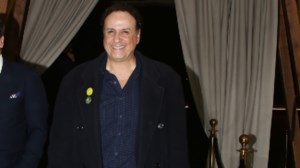 O Χάρης Ρώμας ποζάρει με κοιλιά εγκύου στο εξώφυλλο freepress περιοδικού