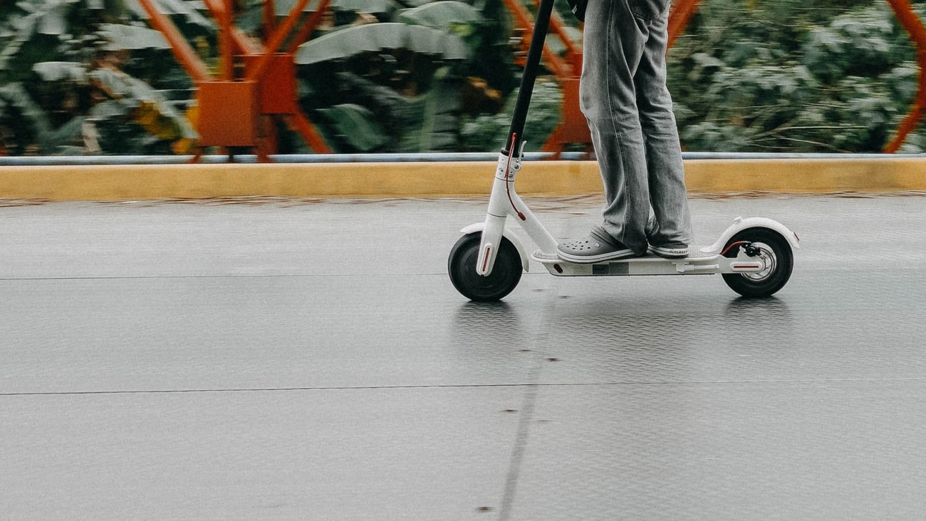 Απίστευτο τροχαίο στη Λάρισα: Αυτοκίνητο μπούκαρε μέσα σε μαγαζί με τυρόπιτες [Εικόνες]