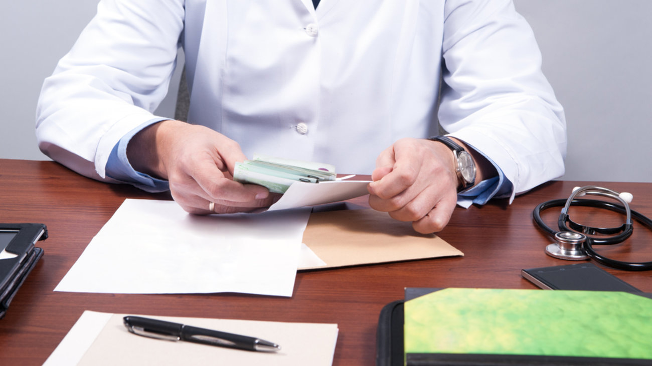 Νέα αναβολή στη δίκη του καρδιοχειρουργού του Ιπποκράτειου που συνελήφθη για "φακελάκι" - Το αίτημά του