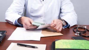 Θεσσαλονίκη: Καταδίκη ογκολόγου για φακελάκι- Κατηγορούμενος για πολλές περιπτώσεις χρηματισμού και απάτης