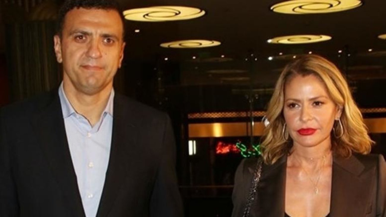 Όλγα Κεφαλογιάννη: Εντυπωσιακή με laser cut στράπλες φόρεμα με αμέτρητες τρύπες στη φούστα - εικόνα 10