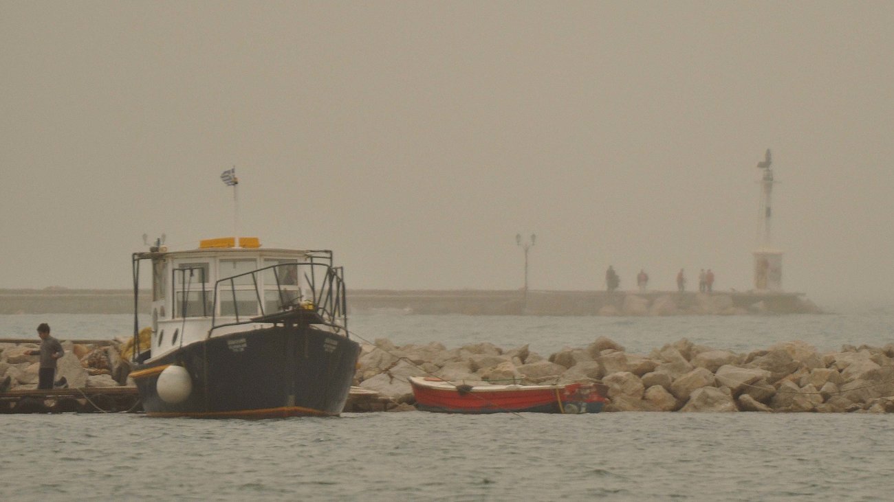 Καιρός: Αφρικανική σκόνη, νεφώσεις και βροχές την Παρασκευή - Αναλυτική πρόβλεψη