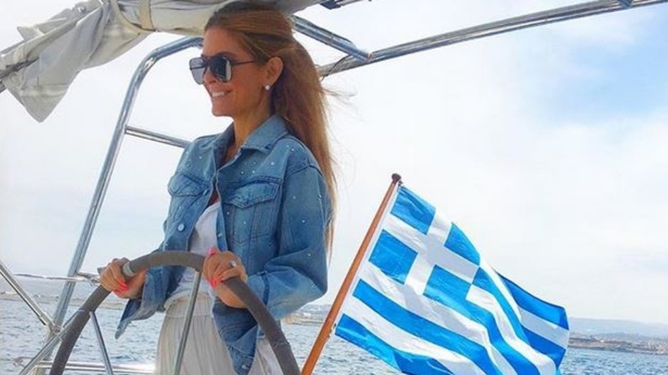 Μαρία Μενούνος: Προσεύχεται γονατιστή στον Άγιο Νεκτάριο στην Αίγινα - "Άκουσα χτυπήματα μέσα από τον τάφο του" [Εικόνες] - εικόνα 2