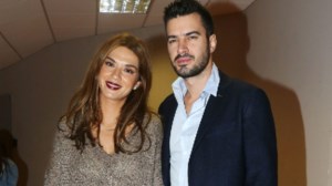 Μιμή Ντενίση: Το total white look που συνδύασε με μεγάλη statement Dior τσάντα - εικόνα 5