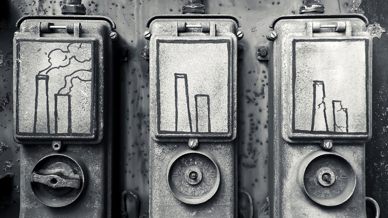 Κόντρα κυβέρνησης - Τσίπρα για την ρήτρα αναπροσαρμογής στη ΔΕΗ: "Επιδιώκει να ξαναβυθίσει τη χώρα στην άβυσσο"