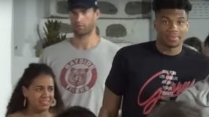 Αντετοκούνμπο: Θέλει πρωτάθλημα στο NBA, το τρόπαιο στη Μύκονο και πούρα όπως ο Τζόρνταν! - εικόνα 2