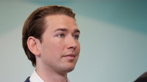 Επιχείρηση ρυμούλκησης σκάφους που μετέφερε μετανάστες στο λιμάνι της Παλαιόχωρας - εικόνα 2