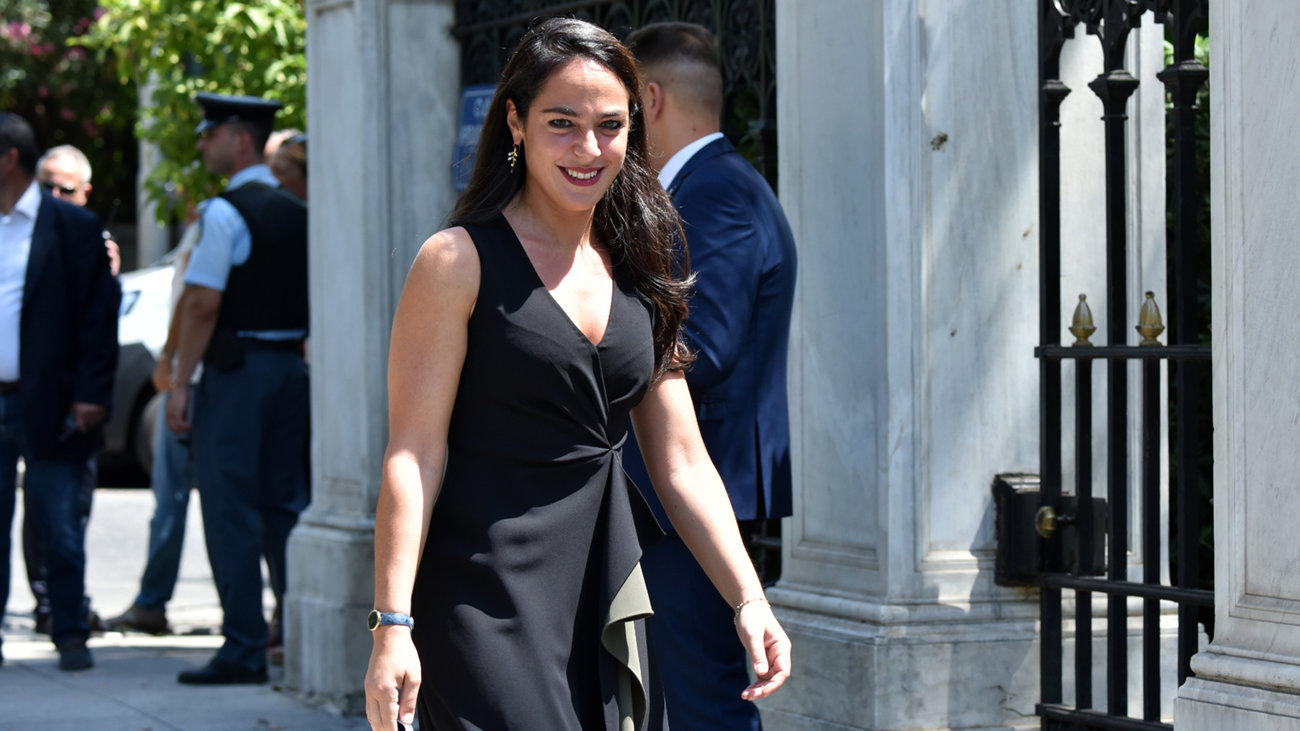 H Δόμνα Μιχαηλίδου με τα αθλητικά της καθαρίζει παραλία για ΑμΕΑ [εικόνες]