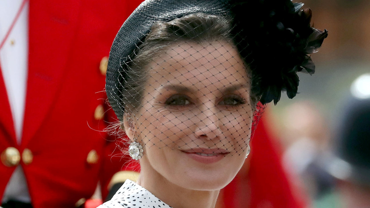 Βασίλισσα Λετίσια: Με φόρεμα των 20 ευρώ στα Κανάρια νησιά αποδεικνύει ότι το στιλ δεν είναι θέμα budget - εικόνα 13